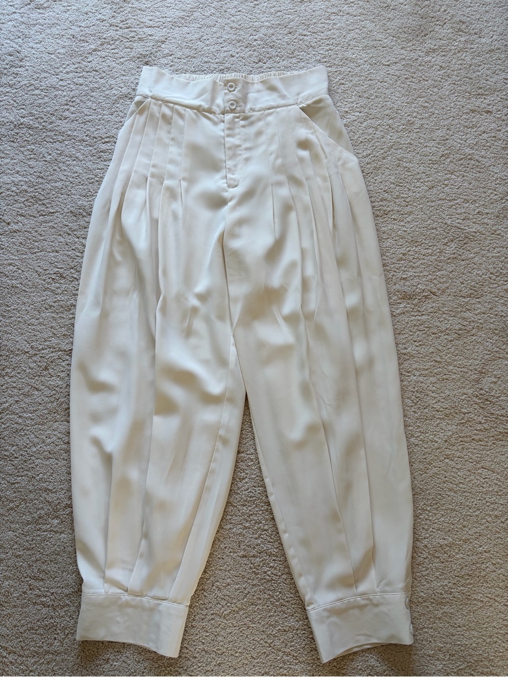 New ivory Elegant Gray ankle Pant - size large , runs small.